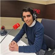 Profesor de comunicación con experiencia en medios y conocimientos de lengua e historia.